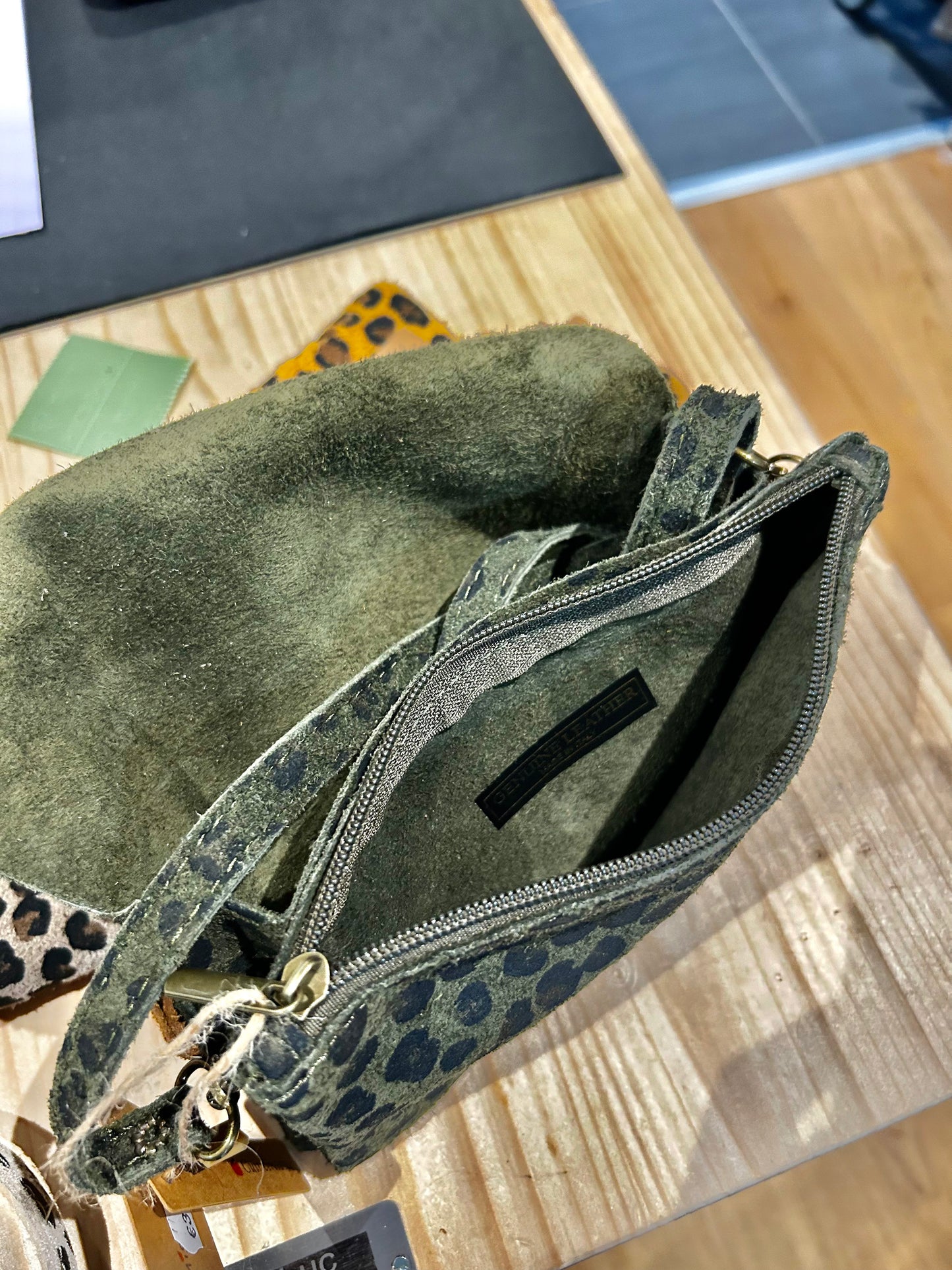 Sac pochette cuir à imprimé animal